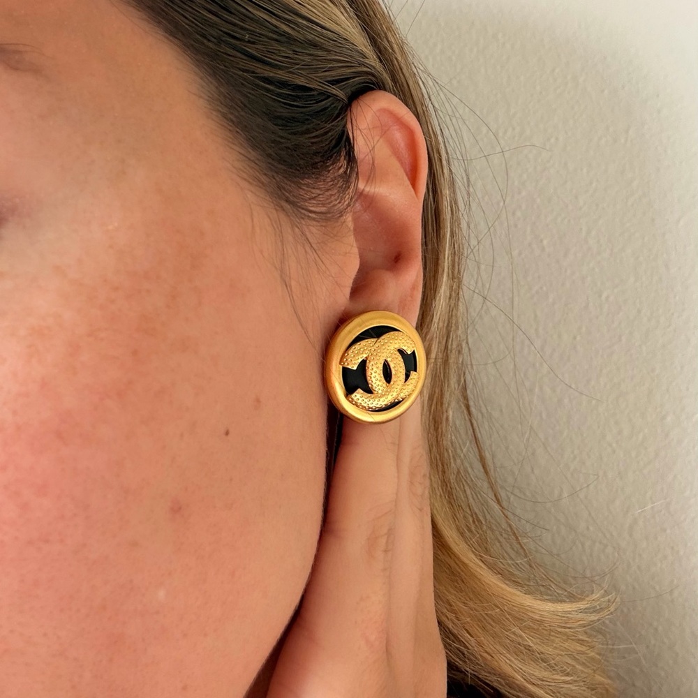 💛🖤Chanel Vintage Black & Gold CC Button Earrings🖤💛 - Picture 7 of 10